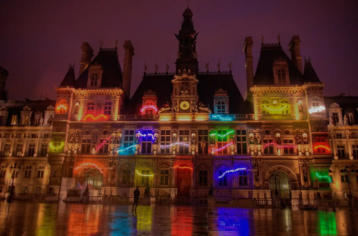 La façade de l'Hôtel de Ville illuminée pendant la Nuit Blanche 2010