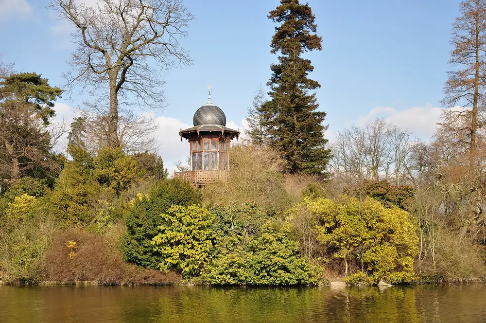 Le kiosque de l'Empereur, sur l'île du lac Inférieur, dans le bois de Boulogne