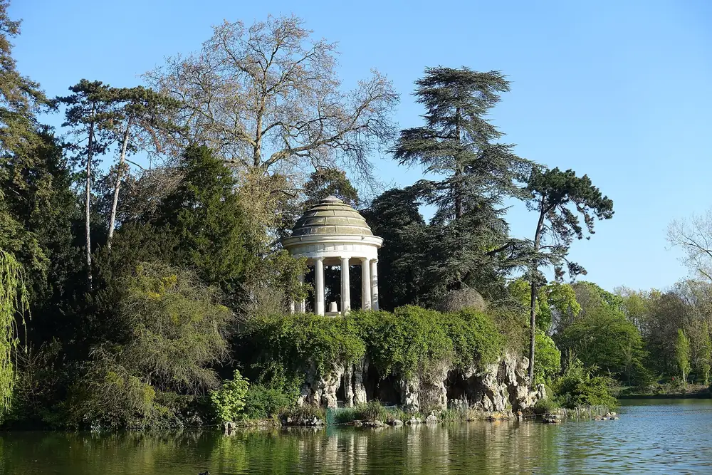 Le temple de l'île de Reuilly, sur le lac Daumesnil, dans le bois de Vincennes