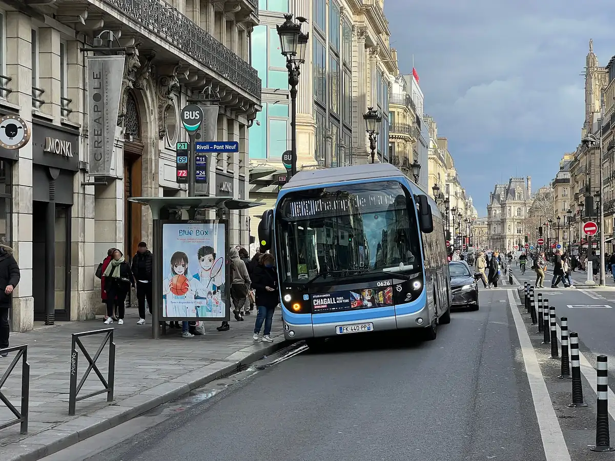 Bus RATP de la ligne 69, arrêt de bus Rivoli Pont Neuf, rue de Rivoli, Paris.