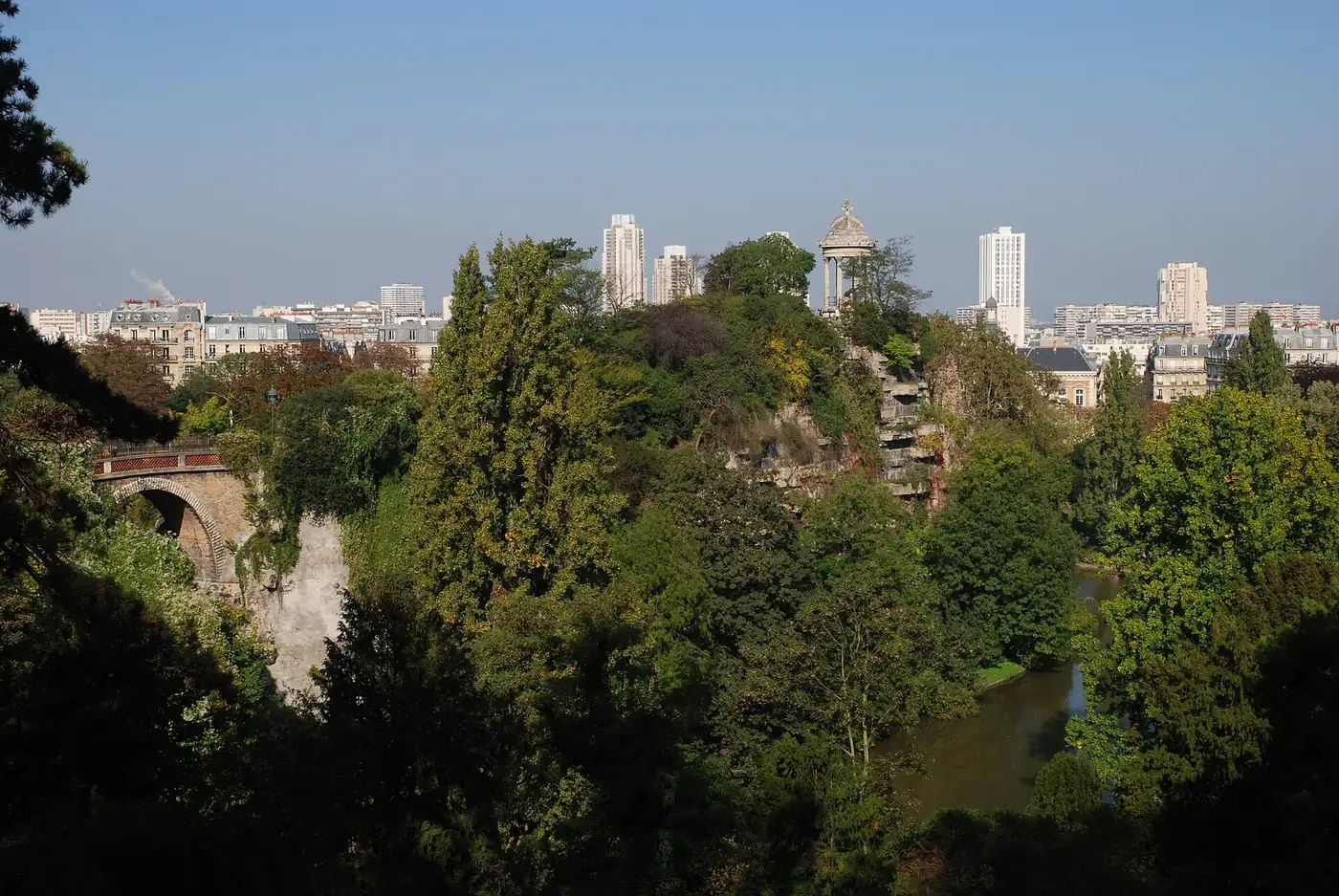 Le parc des Buttes-Chaumont vu du sud, avec le temple de la Sibylle sur son rocher au-dessus du lac