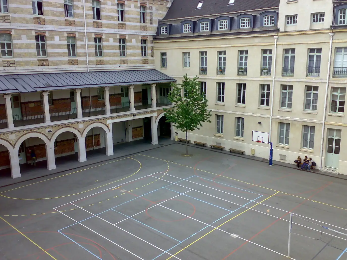 La cour Victor-Hugo du lycée Louis-le-Grand, rue Saint-Jacques, dans le 5e