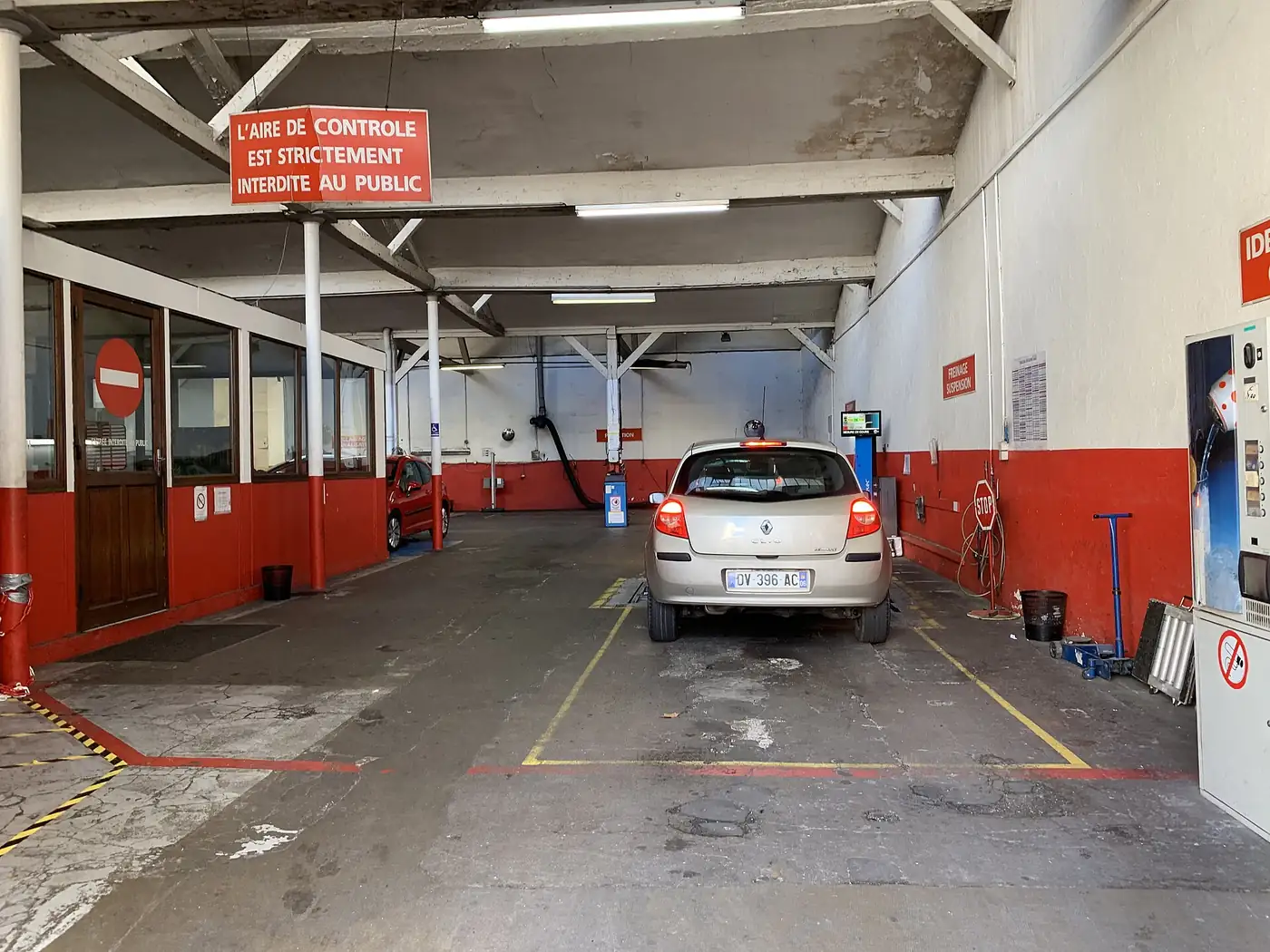 Une travée de contrôle technique. Photo prise à Lyon, les installations sont identiques partout