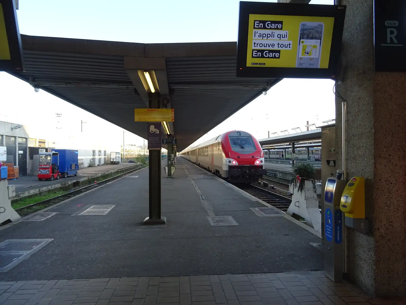Les quais des voies P et R de la gare de Bercy, sous leur auvent