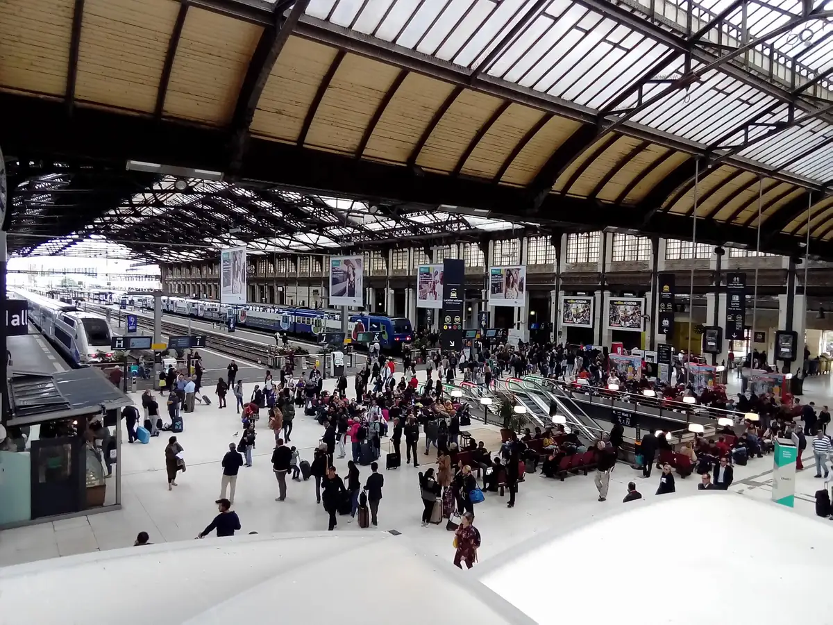 Le hall 1 de la gare de Lyon vu depuis le balcon, les TGV à quai sous la verrière