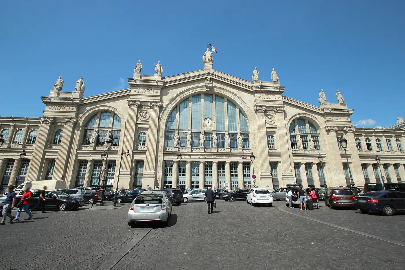La façade de la gare du Nord, rue de Dunkerque