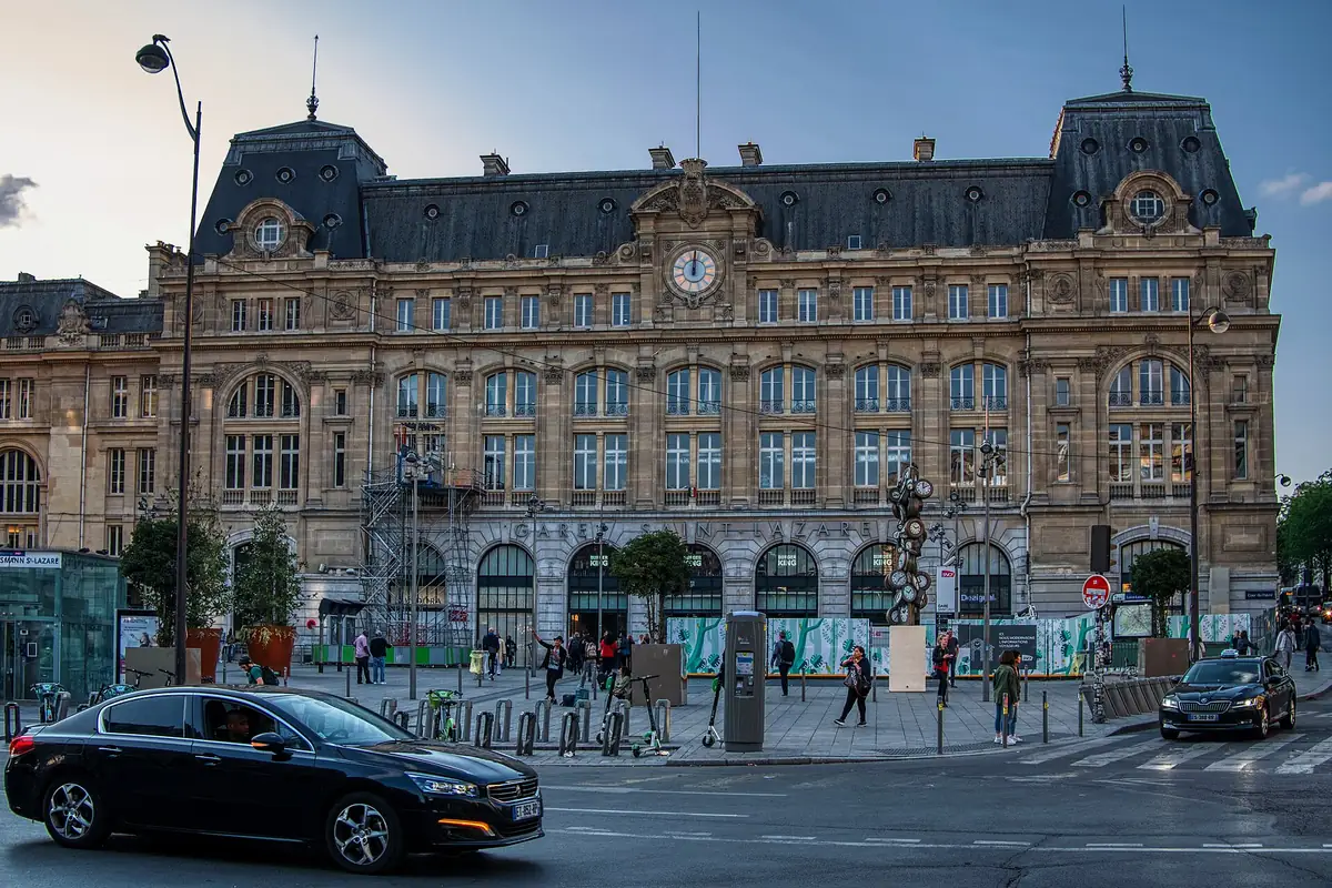 La façade de la gare Saint-Lazare et son horloge, depuis la cour de Rome