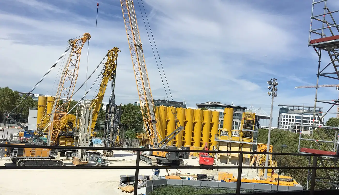 Le chantier du Grand Paris Express près de la gare La Plaine - Stade de France, à Saint-Denis, vu du quai du RER B.