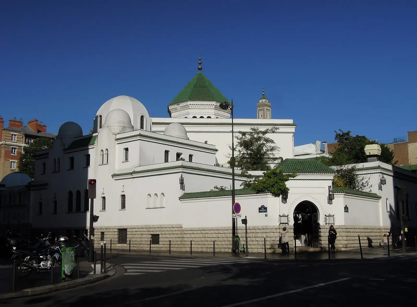 La Grande Mosquée de Paris, côté salon de thé, rue Geoffroy-Saint-Hilaire, dans le 5e.