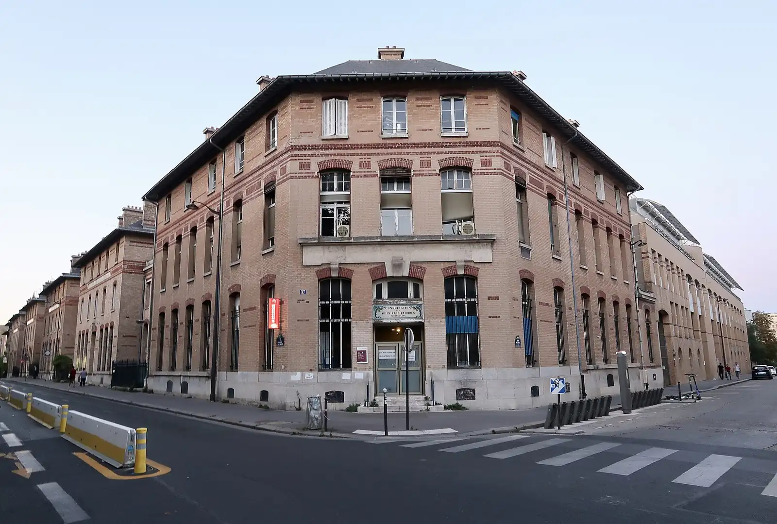 L'hôpital Cochin, rue du Faubourg-Saint-Jacques, à l'angle de la rue Méchain