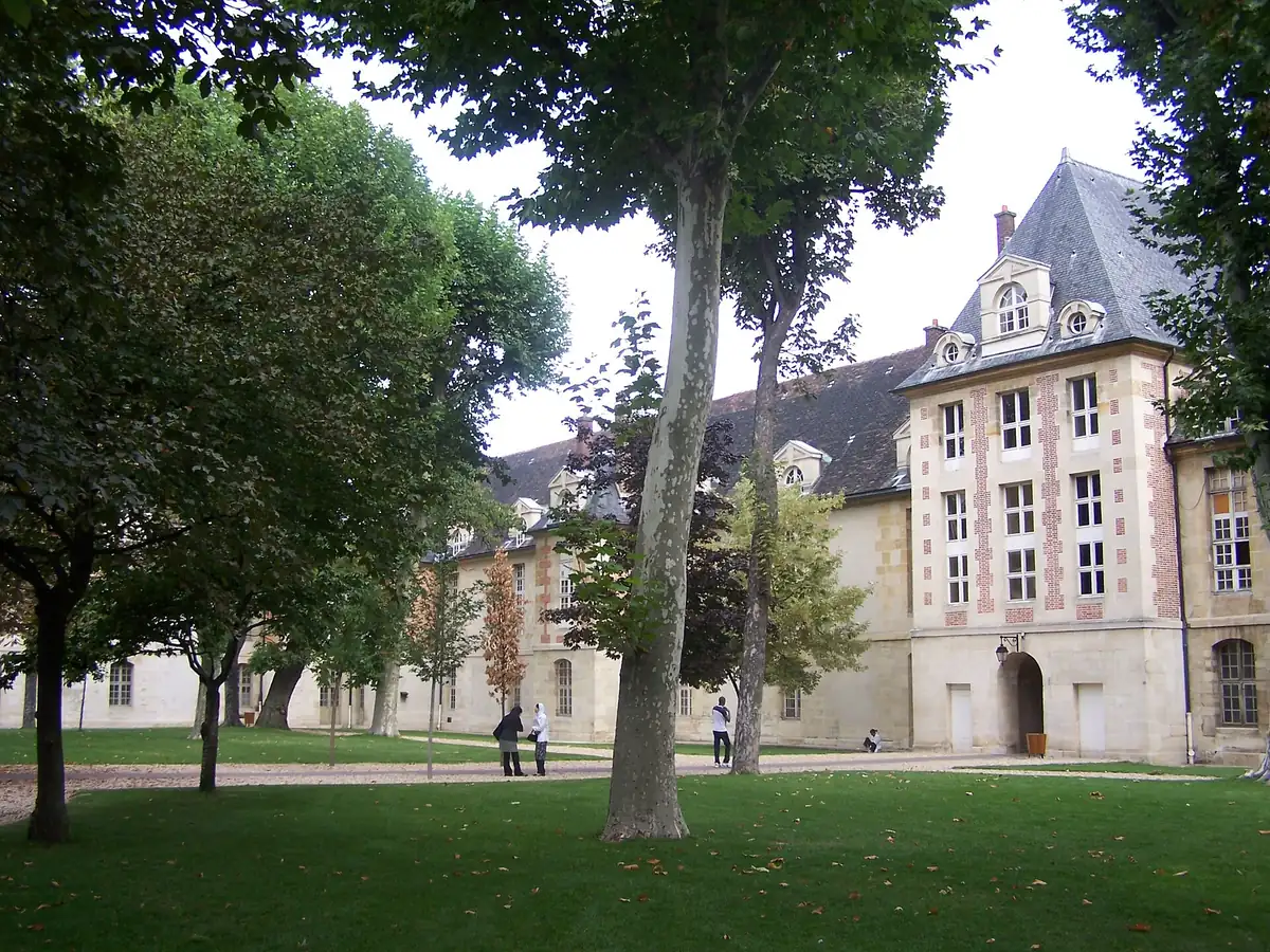 La cour historique de l'hôpital Saint-Louis, bâtie sous Henri IV, dans le 10e