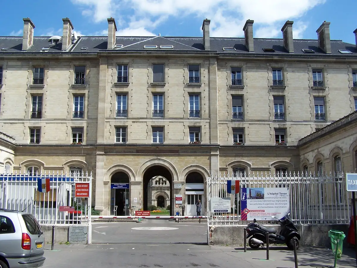 L'entrée de l'hôpital Tenon, rue de la Chine, dans le 20e