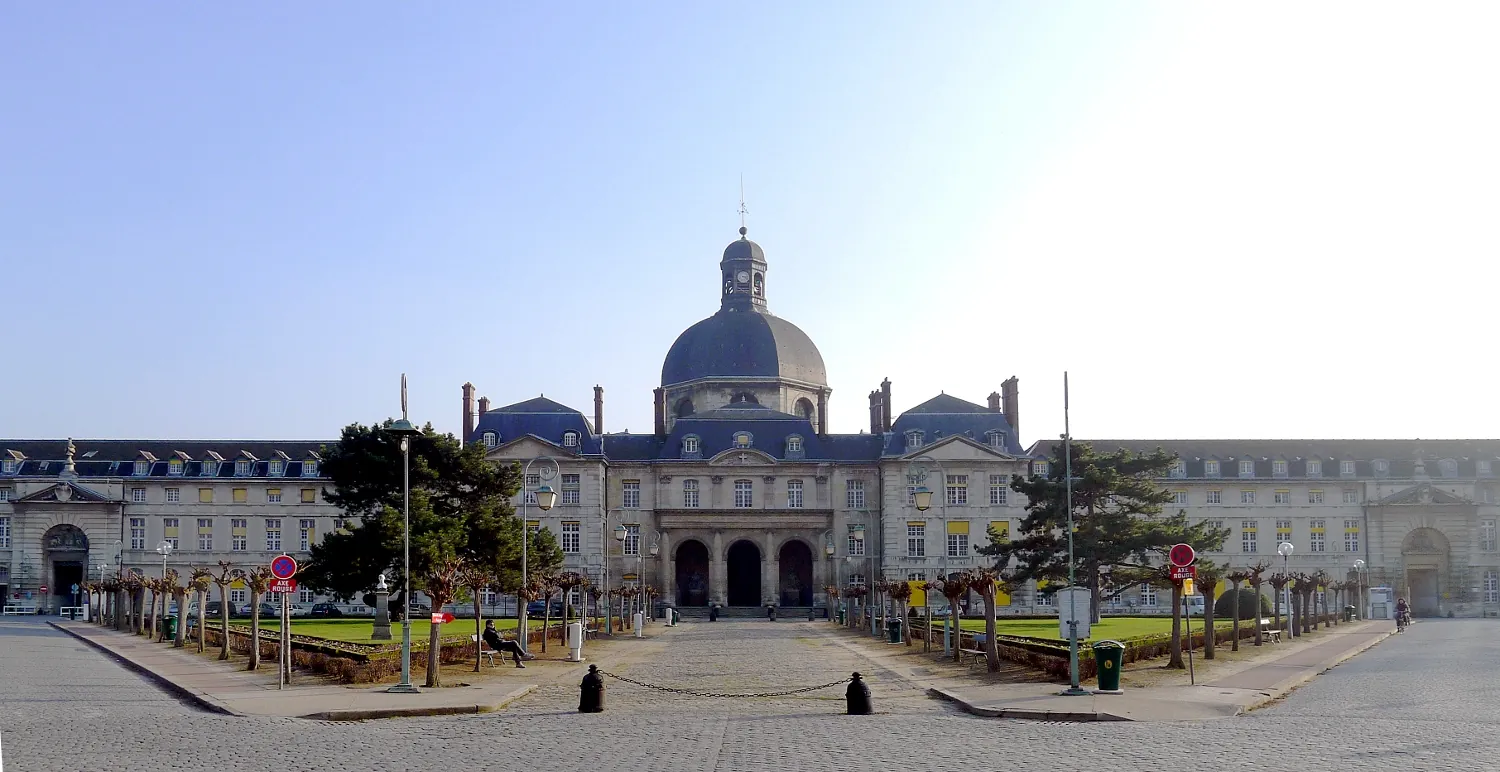La cour d'honneur de la Pitié-Salpêtrière et le dôme de la chapelle Saint-Louis