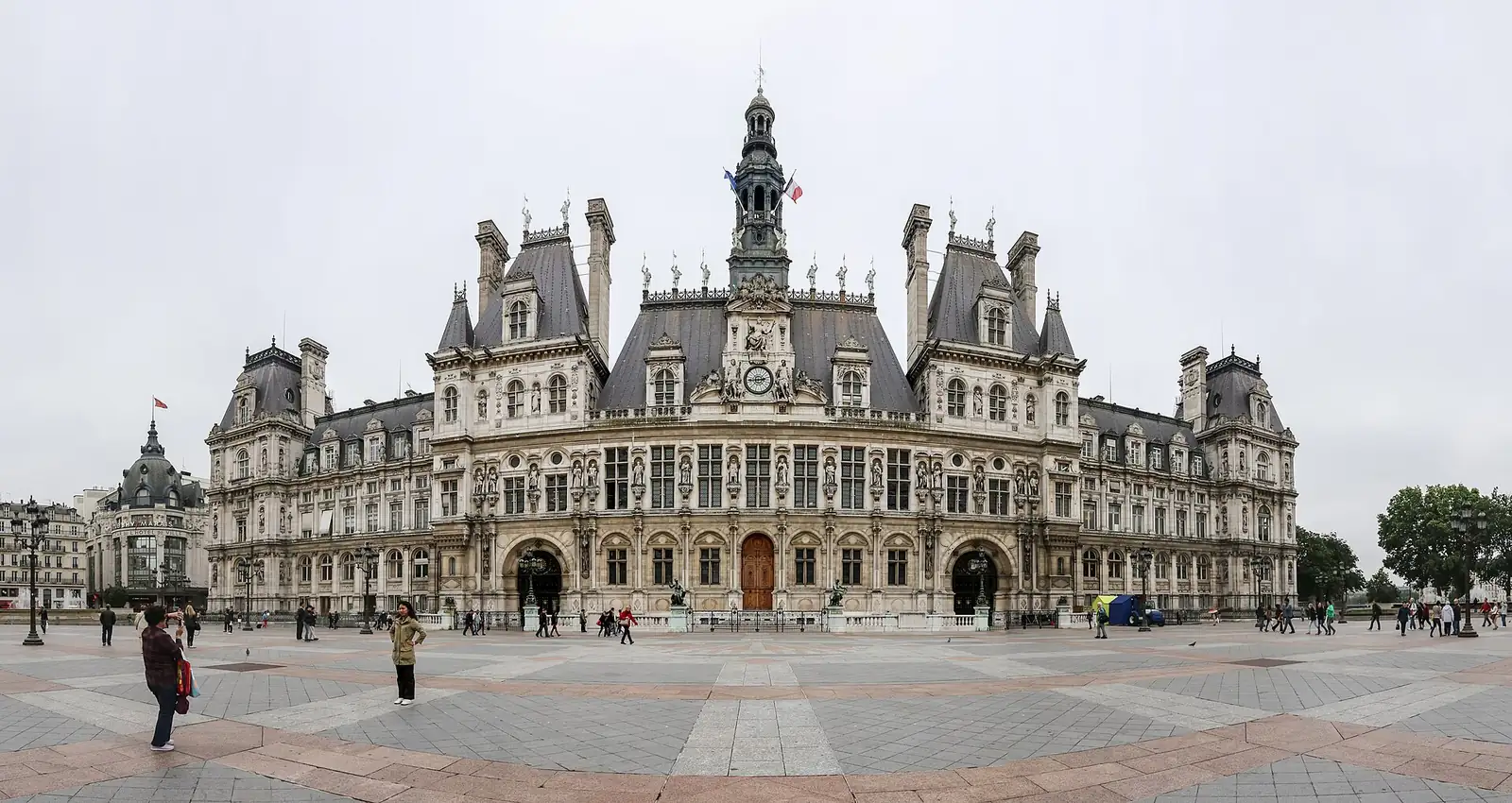 La façade de l'Hôtel de Ville depuis le parvis, dans le 4e arrondissement
