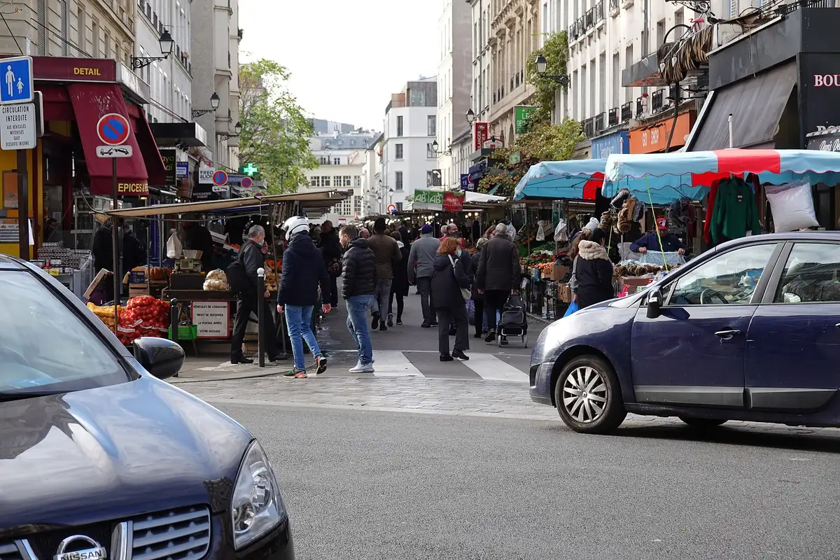 Étals de fruits et légumes du marché de la rue d'Aligre, dans le 12e