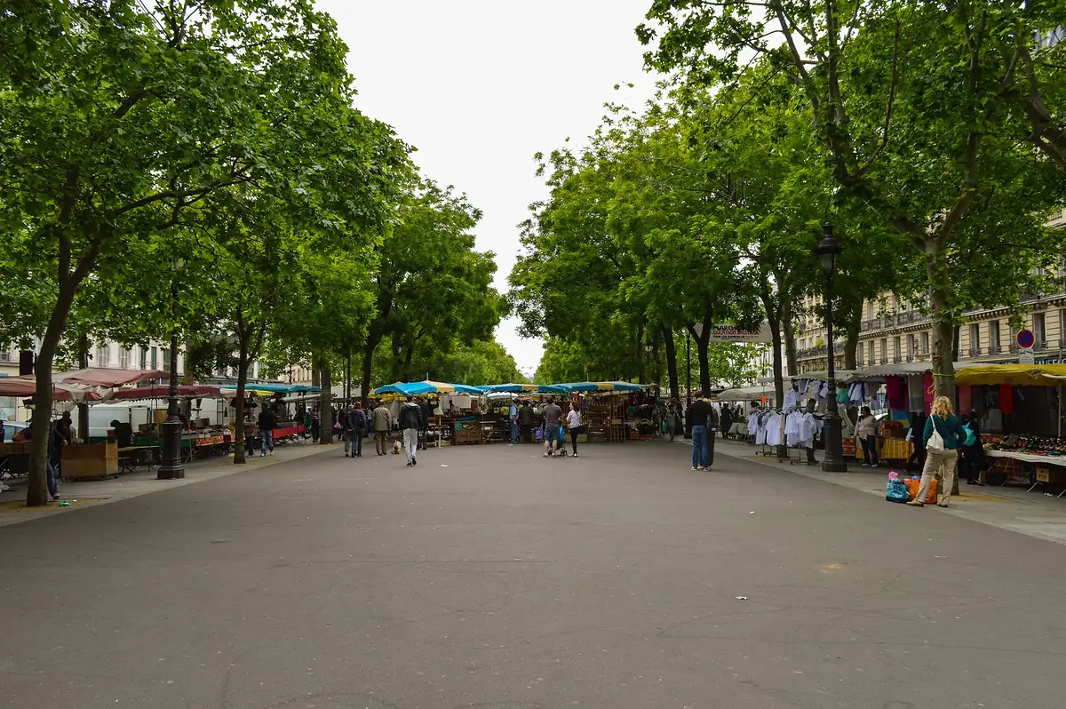 Le marché Bastille, sur le terre-plein du boulevard Richard-Lenoir, un dimanche matin.