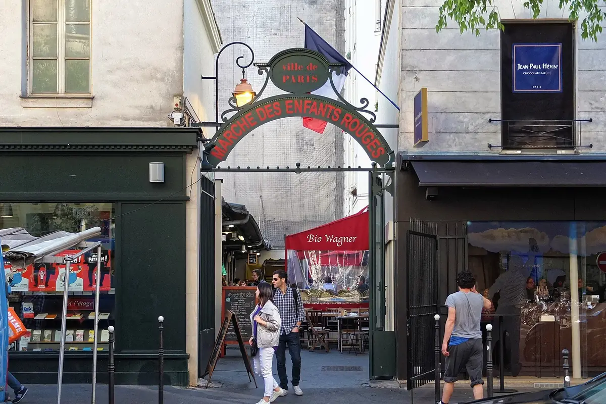 Entrée du marché des Enfants Rouges, rue de Bretagne, avec son enseigne en fer forgé