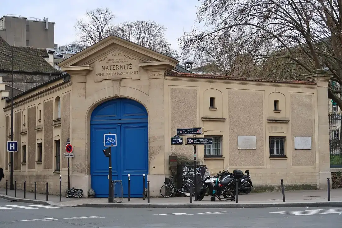 Portail historique de la maternité Port-Royal, boulevard de Port-Royal, avec l'inscription Maison et école d'accouchement