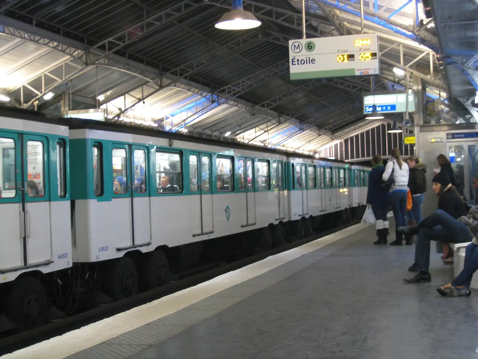 Une rame à quai sur le réseau du métro parisien