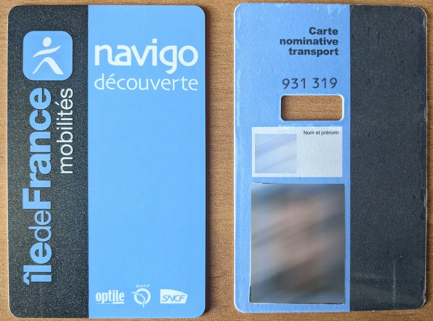 Une carte Navigo Découverte bleue et sa carte nominative en carton, avec l'emplacement de la photo et du nom