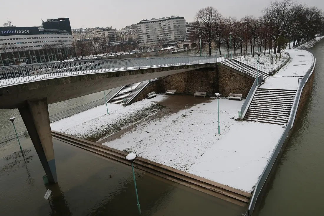 Escaliers et berges de l'île aux Cygnes couverts de neige, avec la Seine en crue, en février 2018