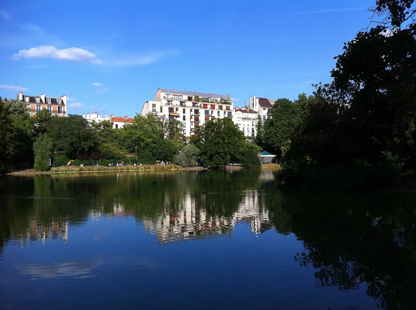 Le lac du parc Montsouris, avec les immeubles du boulevard Jourdan en reflet