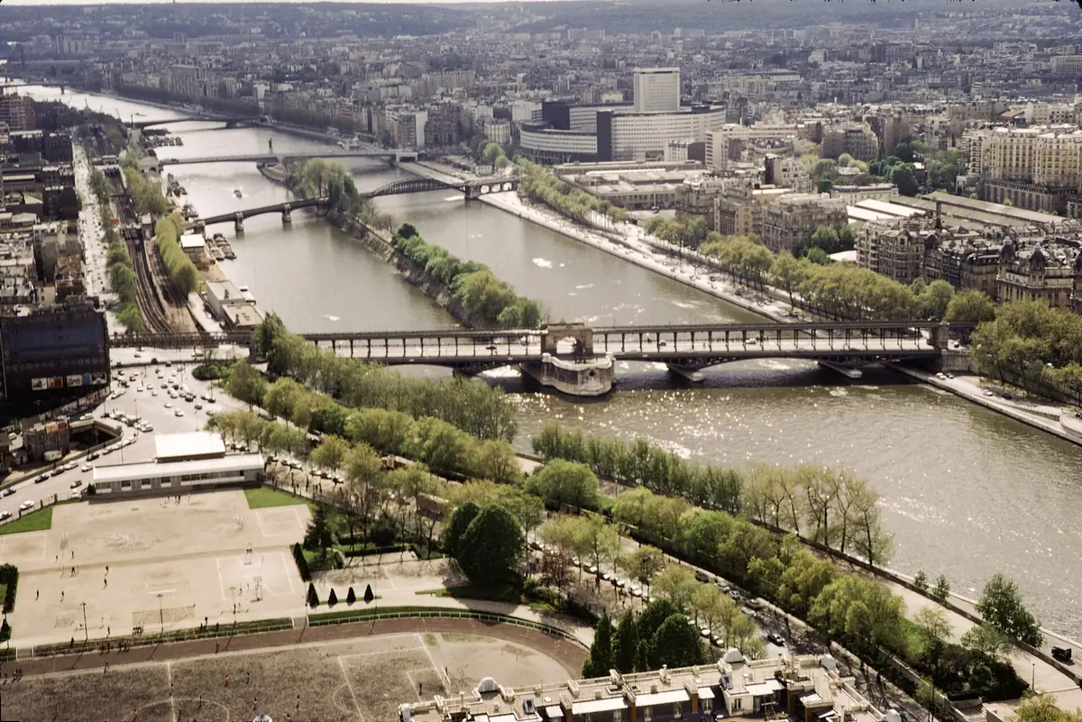 Paris vu depuis la tour Eiffel, la Seine et ses ponts vers l'amont