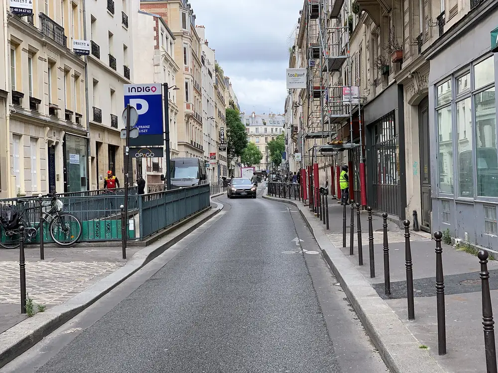 L'entrée en rampe d'un parking Indigo dans la rue des Petits-Hôtels, à Paris, avec son panneau en façade