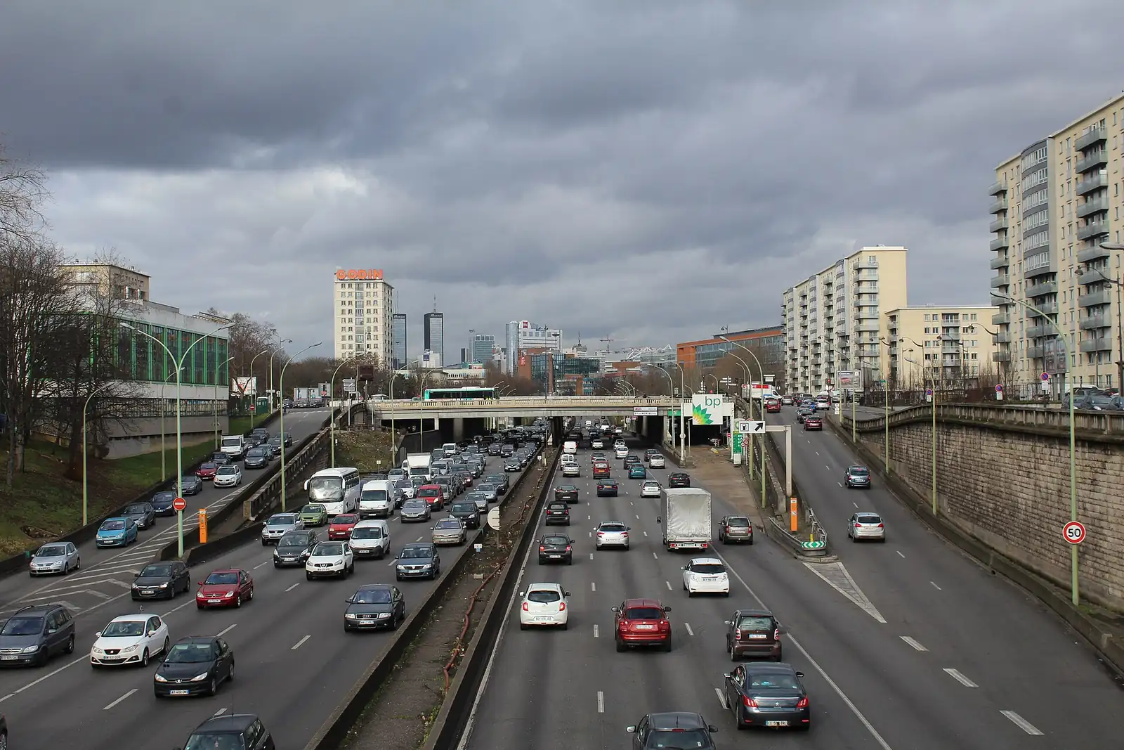 Le boulevard périphérique entre les portes de Vincennes et de Saint-Mandé, quatre voies dans chaque sens, chargées