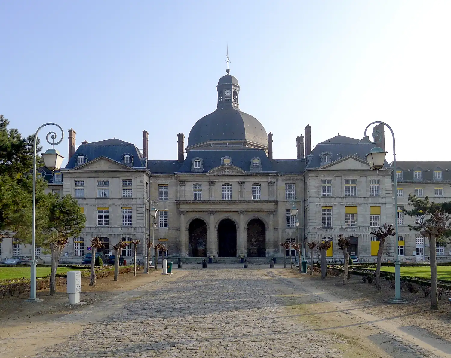 La façade de la Pitié-Salpêtrière et le dôme de la chapelle Saint-Louis, boulevard de l'Hôpital