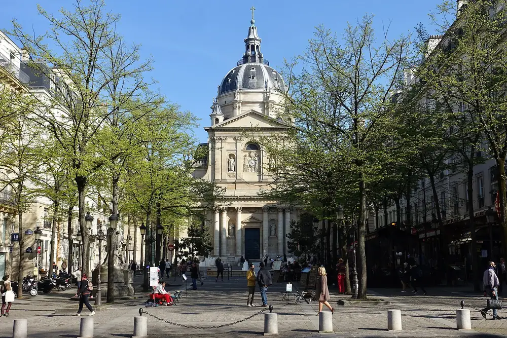 La place de la Sorbonne et la chapelle Sainte-Ursule, dans le 5e