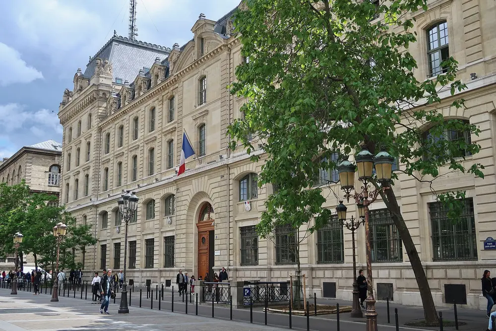 La préfecture de police, rue de Lutèce, sur l'île de la Cité