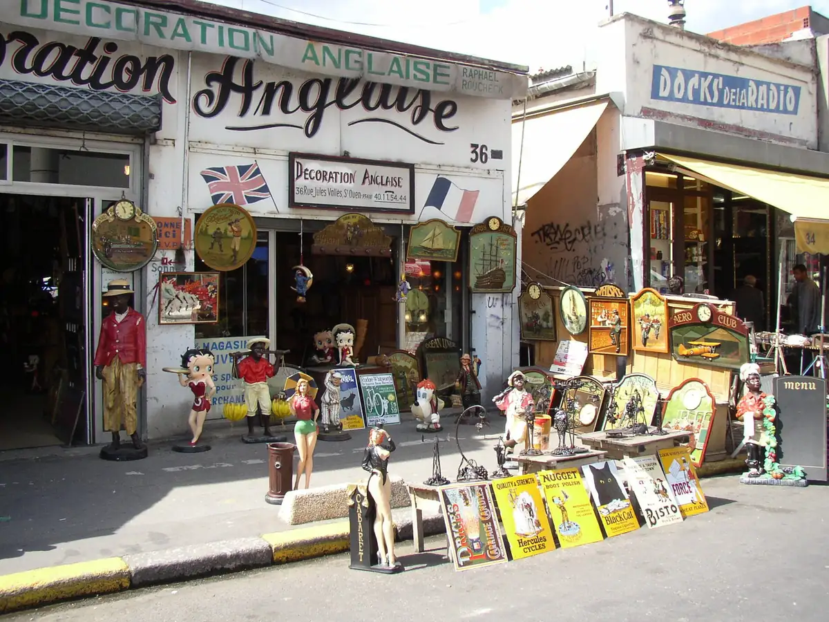 Les devantures et les étals débordant sur le trottoir, aux puces de Saint-Ouen