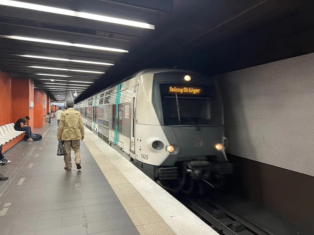 Rame à deux niveaux du RER A à quai à la gare de Lyon, direction Boissy-Saint-Léger
