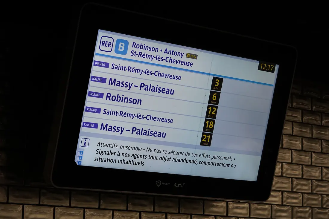 Écran de quai du RER B à Châtelet-Les Halles, avec les codes de mission et les destinations des prochains trains