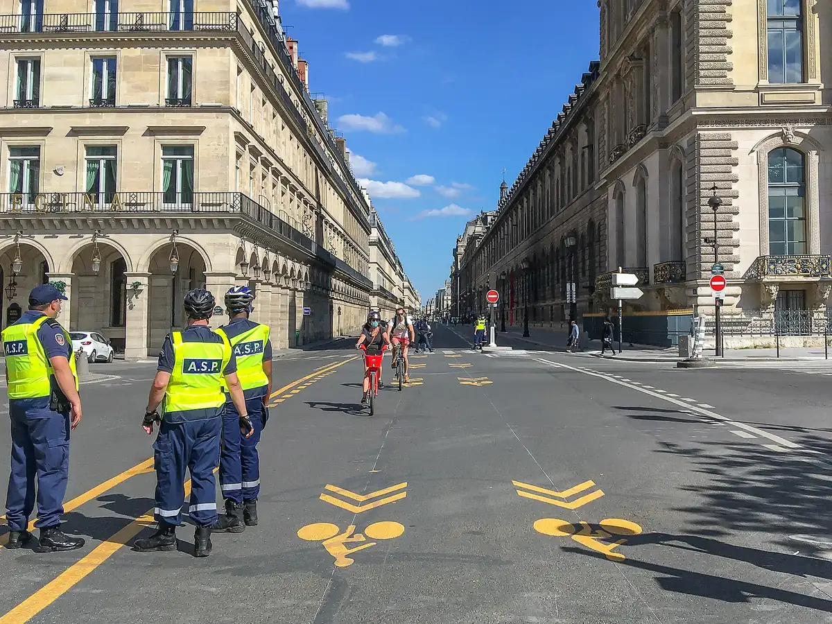 La rue de Rivoli devant le Louvre, réservée aux vélos, avec ses marquages jaunes au sol