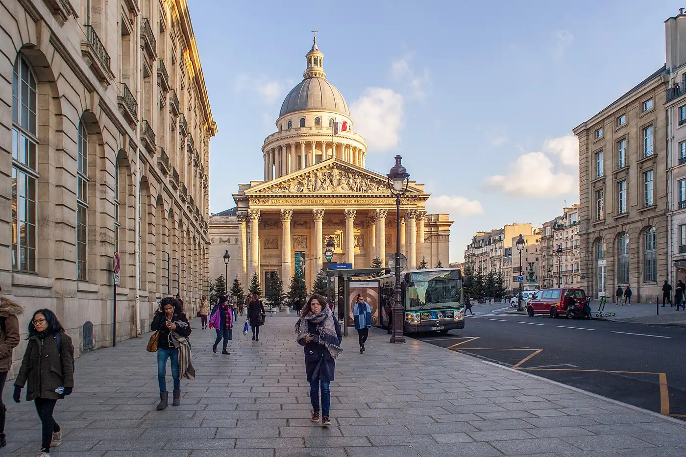 La rue Soufflot qui monte vers le Panthéon