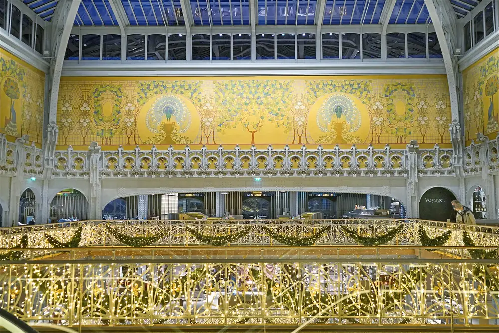 La fresque aux paons sous la verrière de la Samaritaine
