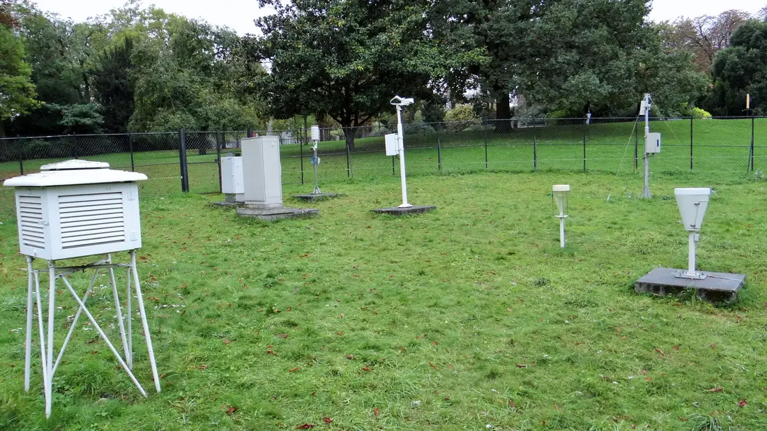 Abris et capteurs de la station météorologique du parc Montsouris, sur une pelouse clôturée