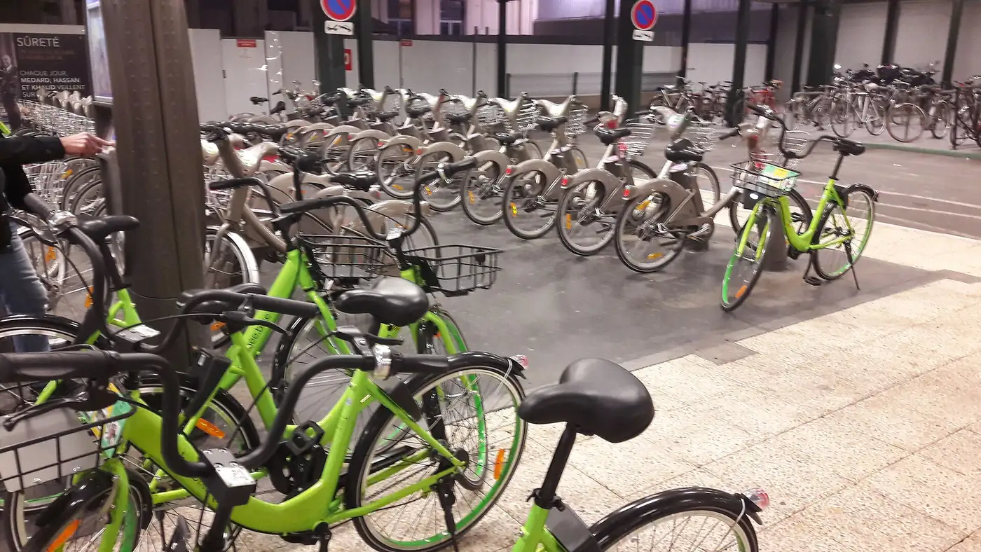 Une station Vélib' devant la gare d'Austerlitz, garnie de vélos verts un matin de novembre