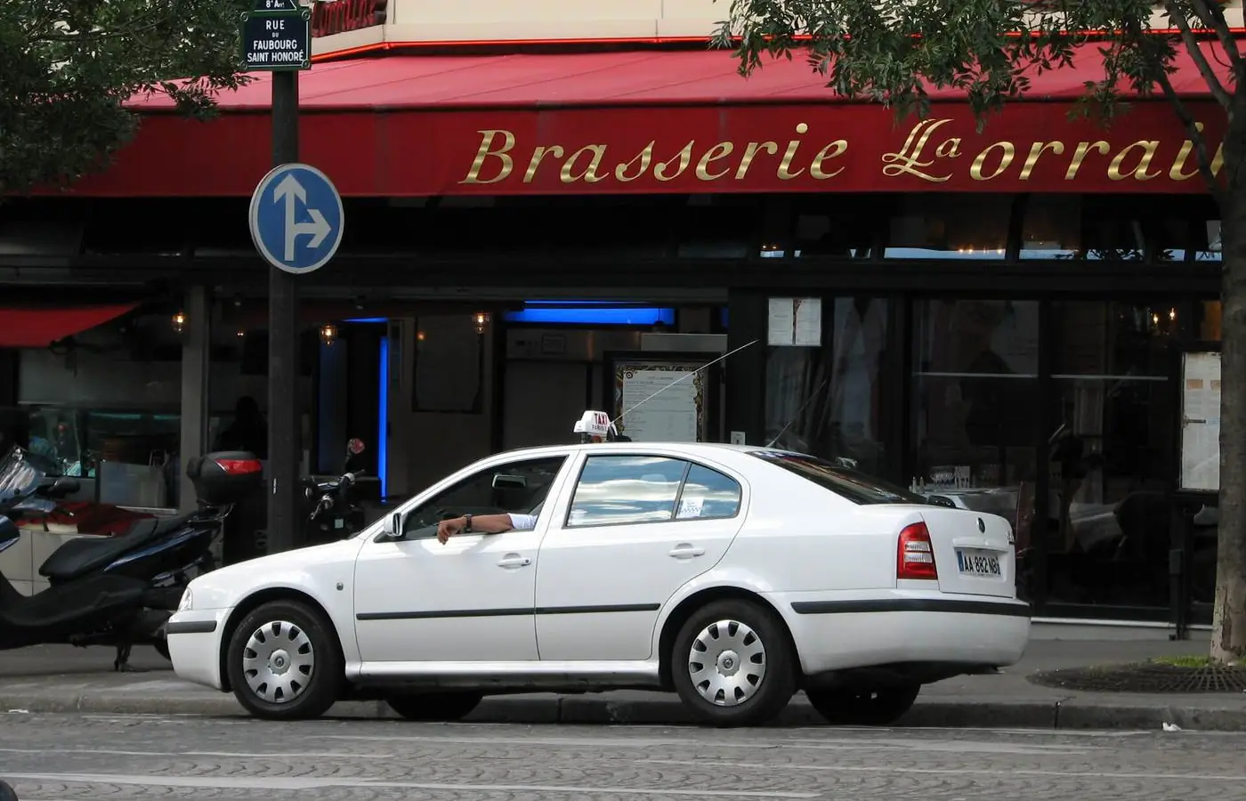 Un taxi parisien à l'arrêt place des Ternes, devant la brasserie Lorraine, dans le 8e