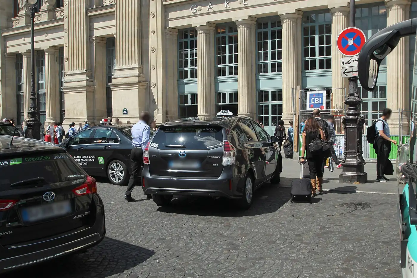 Des taxis parisiens à la station devant la gare du Nord, lumineux allumés