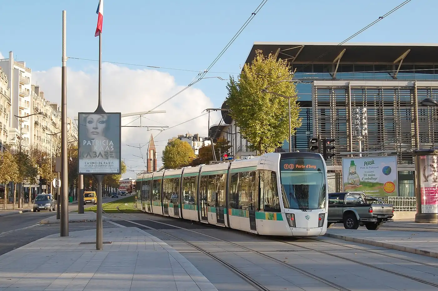 Une rame du T3 sur le boulevard des Maréchaux, à hauteur de la porte de Versailles