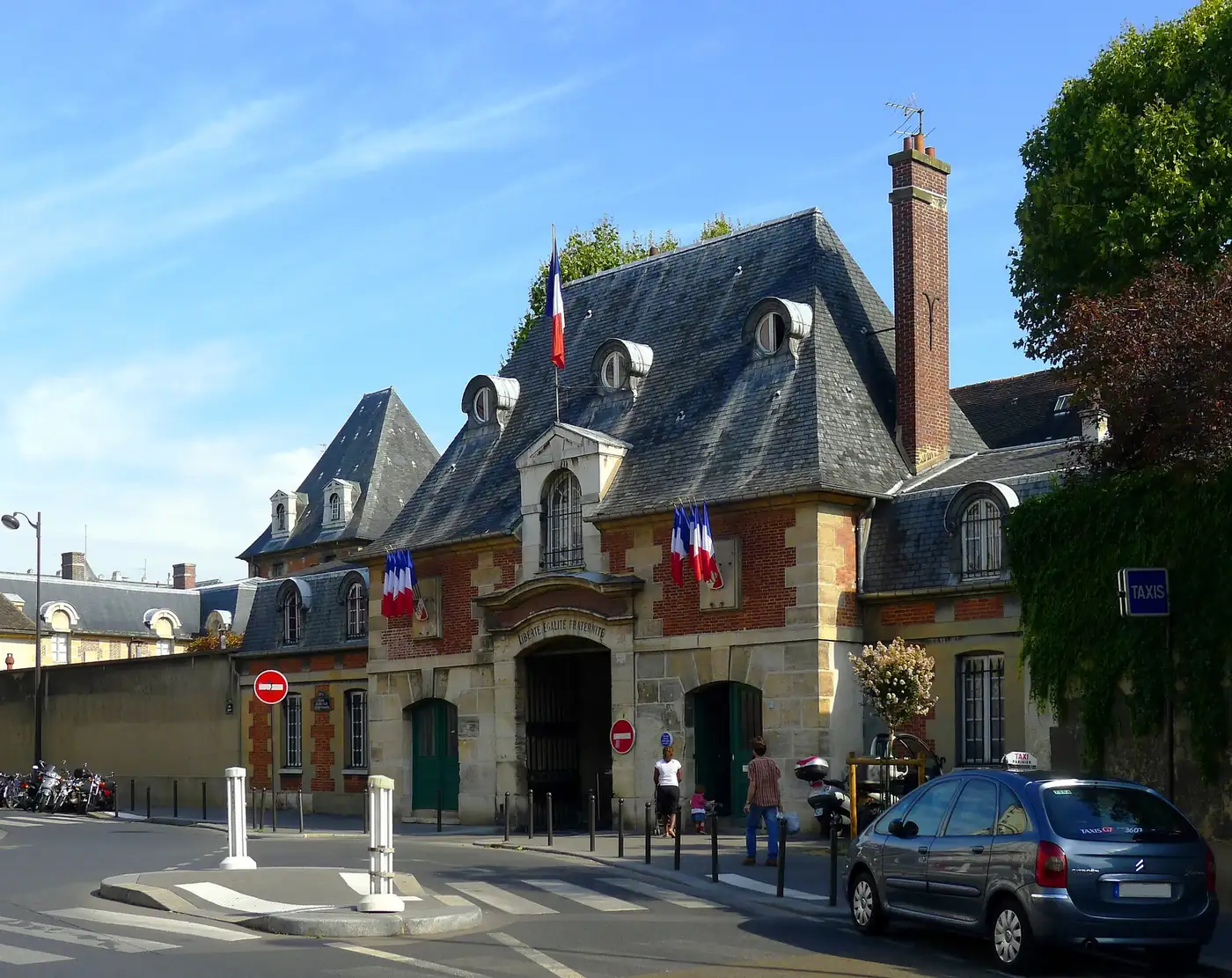 L'entrée de l'hôpital Saint-Louis, avenue Claude-Vellefaux, dans le 10e